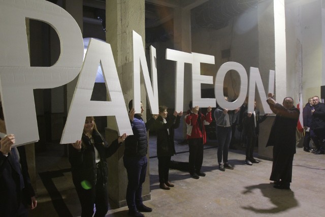 Oprawę podpisania umowy na budowę Panteonu Górnośląskiego powszechnie uznano za wątpliwą estetycznie.