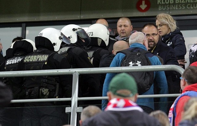 Policja wkroczyła do akcji, gdy na stadionie Górnika Zabrze doszło do skandalicznych sytuacji z kibicami.