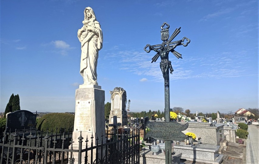 Z lewej odnowiony grób Ignacego i Barbary Łakomskich z...
