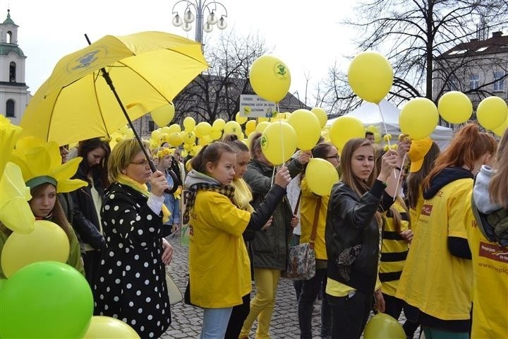 Uczestnicy ubrani byli w kolorowe elementy. Dominowały...