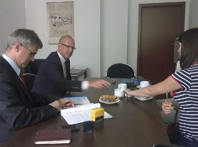 Prezes Inkubatora Technologicznego Cezary Kubicki i dyrektor WSIZ Marcin Leszczyński podpisują porozumienie.