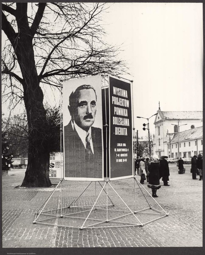 Fotografia z albumu z kolekcją zdjęć, na których oglądamy...