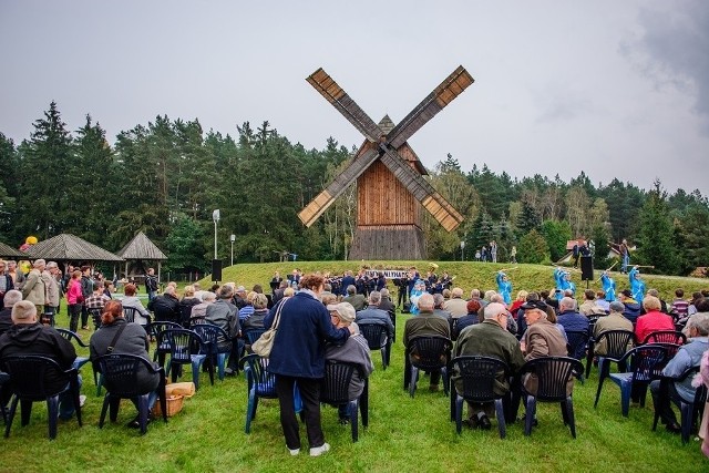 Skanseny i zagrody folklorystyczne: aż do początków XIX w. powstawały z drewna, później zastąpiono je murowanymi.