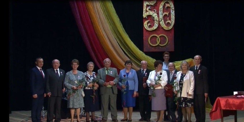 44 pary z gminy Włoszczowa świętowały 50-lecie pożycia małżeńskiego. Była piękna uroczystość i medale (ZDJĘCIA)