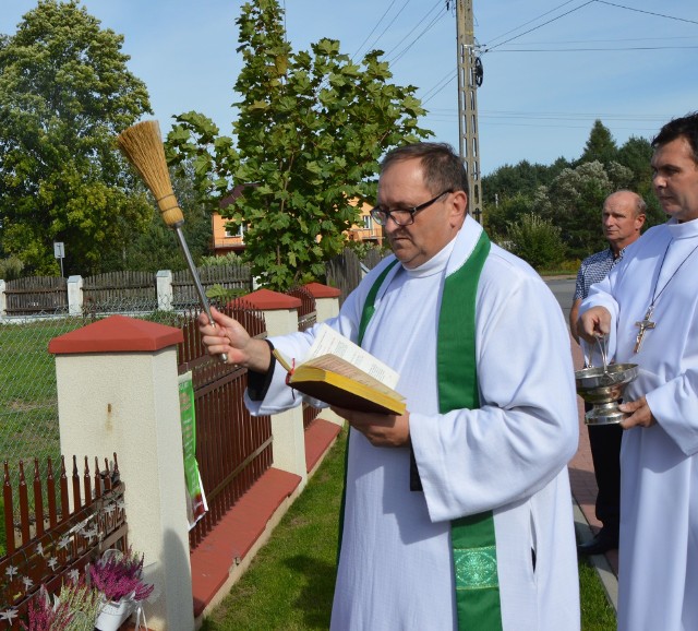 Ksiądz Sławomir Molendowski z parafii w Ostojowie w sobotę w godzinach od 8.00 do 10.00 będzie indywidualnie święcił pokarmy przyniesione do kościoła.