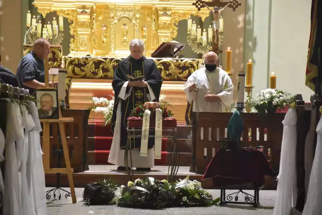 Pogrzeb Rudolfa Kołodziejczyka w Dębieńsku. Śląski działacz RAŚ zmarł w wieku 80 lat.Zobacz kolejne zdjęcia. Przesuwaj zdjęcia w prawo - naciśnij strzałkę lub przycisk NASTĘPNE