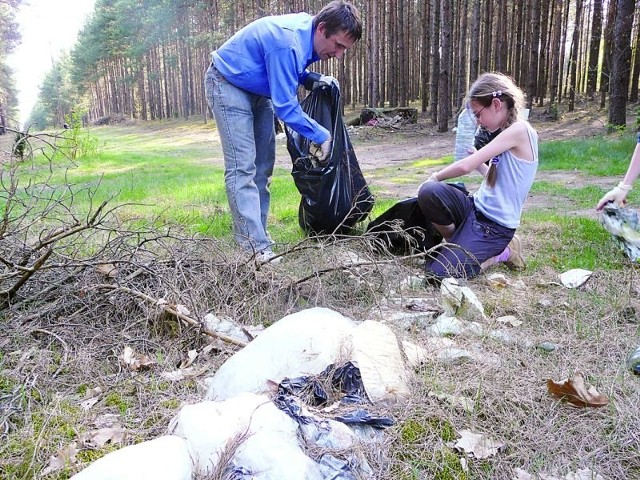 Zawodnicy KS Maratonka zapełnili wiele worków na śmieci. Nic dziwnego, ponieważ właśnie do lasu na os. Przekopka wywożonych jest najwięcej odpadów.