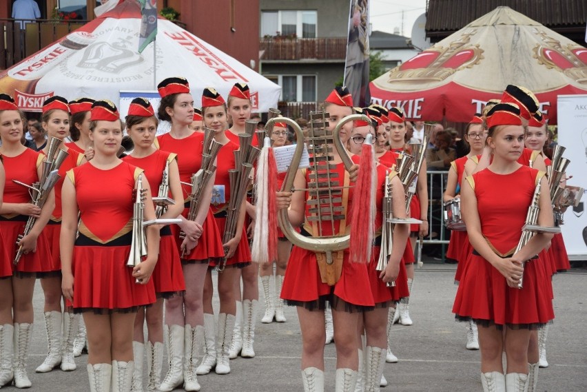 Parada i tańce instrumentalistów w Skale. Festiwal Orkiestr Wojskowych i Dętych