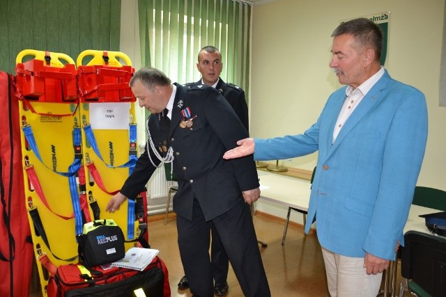 Zestawy do ratownictwa medycznego, torby medyczne, defibrylatory, deski ortopedyczne - ochotnicy z podtoruńskiej gminy Chełmża otrzymali sprzęt za ponad 51 tys. złotych.- Obdarowane jednostki to Skąpe, Kuczwały, Zelgno, Kończewice, Grzegorz, Zajączkowo i Szerokopas - wylicza Katarzyna Orłowska z UG Chełmża. - Potrzebę  usprawnienia działania naszych OSP na pewno argumentuje przebiegająca przez teren gminy autostrada A1 i DK nr 91, trasy szczególnie obciążone w okresie letnim.Sprzęt ratujący życie został współfinansowany ze środków Funduszu SprawiedliwościCo trzeba dołączyć do wniosku o pomoc po suszy 2018 do ARiMR?