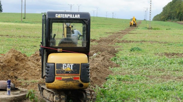 Układanie światłowodu - przez pola w drodze do Koszalina, okolice Bonina. 