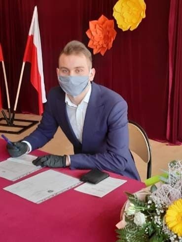 Klasa 3 b z pińczowskiego "Kołłataja" zakończyła szkołę podczas epidemii. Zobacz jak maturzyści odbierali świadectwa [ZDJĘCIA]