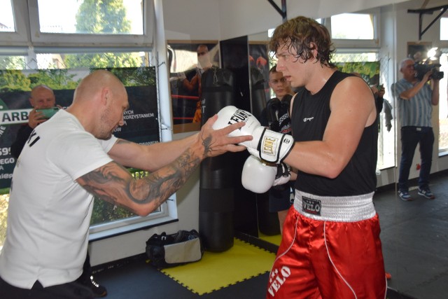 25 czerwca klub Garda Kielce odwiedził Krzysztof "Główka" Głowacki, czyli zawodowy mistrz świata. Poprowadził on seminarium bokserskie dla sympatyków pięściarstwa. Zobacz zdjęcia z tego wydarzenia.