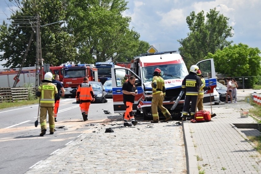 Wypadek karetki w Nowosiedlicach pod Wrocławiem. Droga jest zablokowana [ZDJĘCIA]