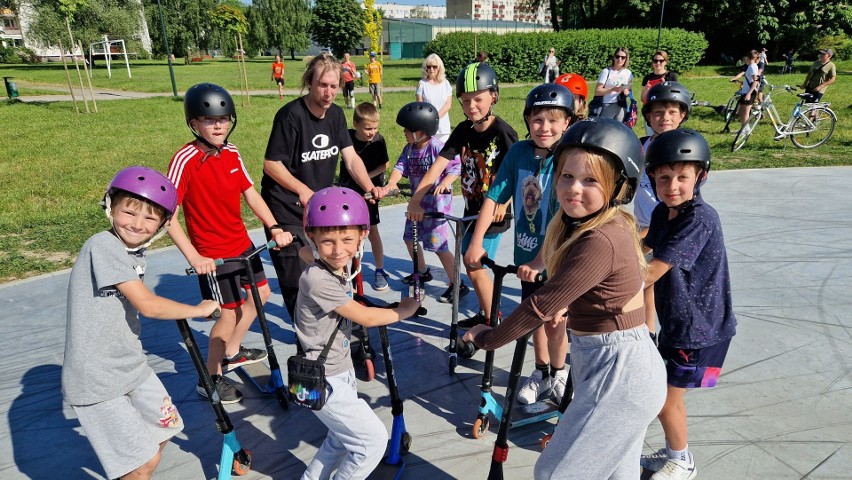 W otwarciu skateparku wzięły udział tłumy.