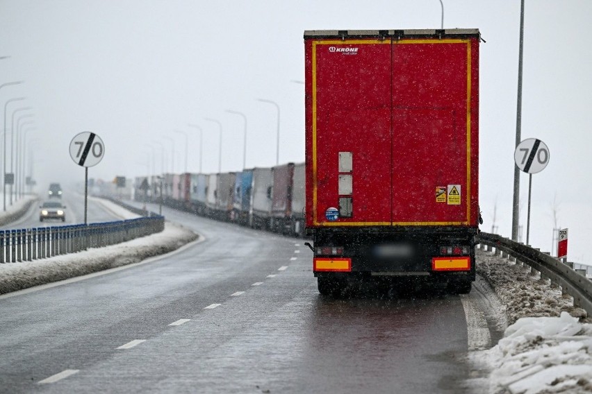 Rolnicy kontynuują blokadę granicy w Medyce. "Zaczęliśmy budować świąteczną szopkę"