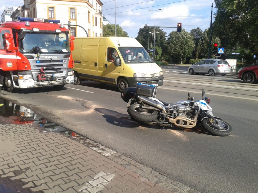 Wypadek w Krakowie. Motocykl zderzył się z osobówką, ranny policjant