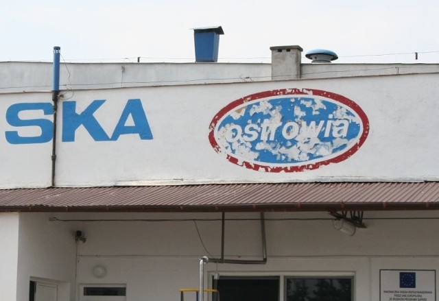 Tyle dziś pozostało z logo "Ostrowii&#8221; na budynku mleczarni