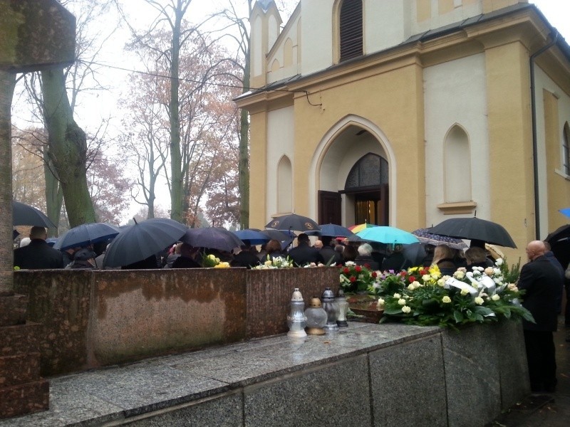 Pogrzeb Moniki Zbrojewskiej. Tłumy na cmentarzu [zdjęcia]