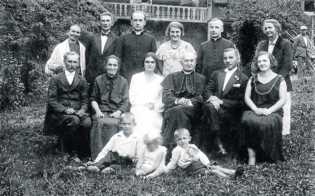 Duchowny często odwiedzał Limanową i był silnie związany z rodziną. Duży wpływ na postawę młodego księdza miał ks. prałat Kazimierz Łazarski, ówczesny proboszcz Limanowej (drugi rząd, czwarty od lewej)