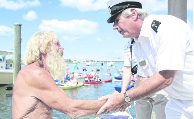 Po półrocznej walce z oceanem Olo wpłynął do portu  Canaveral w Centrum Lotów Kosmicznych. Nie wyszedł nawet z kajaka. Koniec wyprawy zaplanował bowiem w New Smyrna Beach na Florydzie.