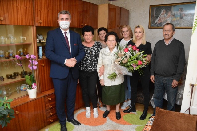 Pani Feliksa mimo tak dostojnego wieku ma w sobie mnóstwo energii. Podczas bardzo krótkiej wizyty burmistrz Dariusz Meresiński wręczył jubilatce skromny prezent oraz bukiet kwiatów, życząc dużo zdrowia i pomyślności.