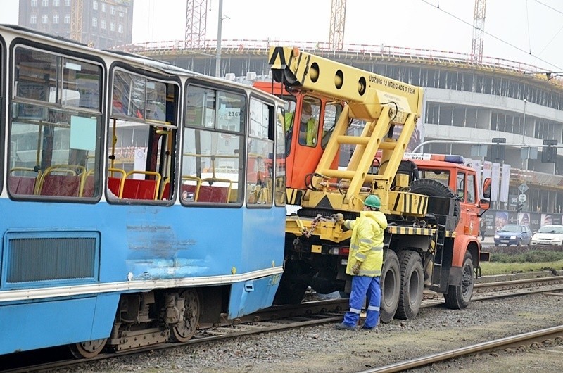 Wrocław: Wykolejenie tramwaju na pl. Dominikańskim (FOTO, OBJAZDY)