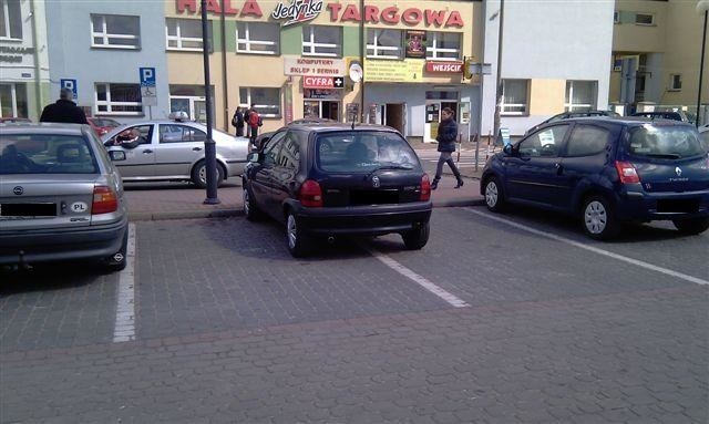 Zobacz, jak łamią przepisy! Nowy sposób parkowania w Ostrołęce 