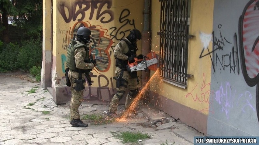 Po akcji z dopalaczami w Kielcach i Ostrowcu: sześć osób zatrzymanych, zabezpieczone 2 kilogramy substancji [WIDEO ZDJĘCIA Z AKCJI] 