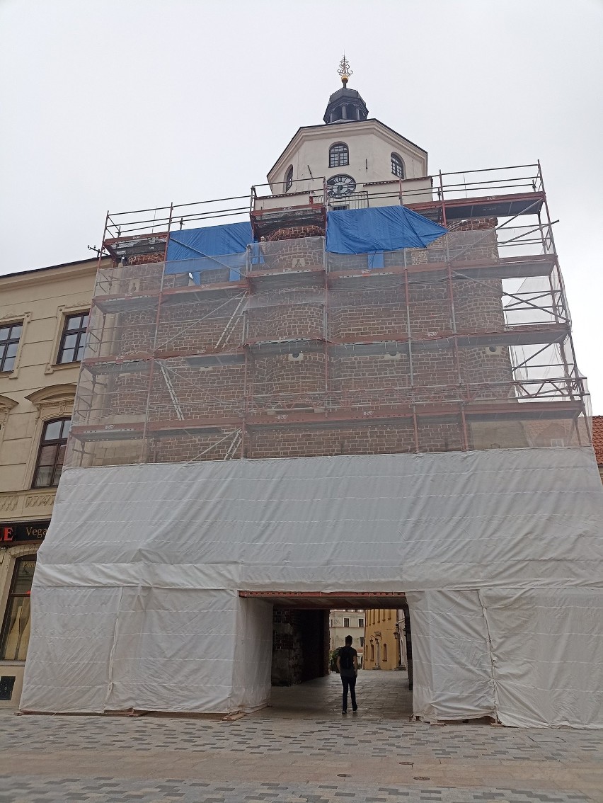 Ważny zabytek Lublina ukryty pod rusztowaniem. Brama Krakowska zyska nowe życie