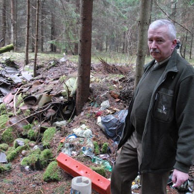 - Takie są skutki decyzji o likwidacji pojemników do segregacji. Puszcza zasypana jest śmieciami - mówi nadleśniczy Bogdan Kolenda.