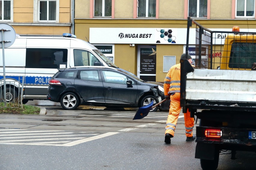 Wypadek na ul. Pułaskiego we Wrocławiu. Kobieta jadąca...