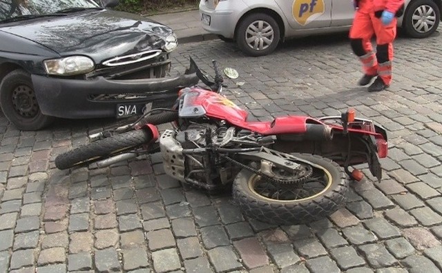 Wypadek z udziałem motocykla na ul. Panieńskiej w Szczecinie.