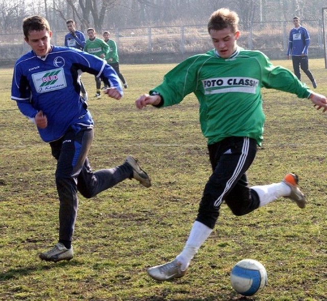 Piłkarze Siarki Tarnobrzeg (z prawej Roman Bobak), odnieśli dziś efektowne zwycięstwo nad rezerwami KSZO Ostrowiec. 
