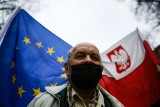 Kraków. Członkowie małopolskiego KOD-u spacerowali i przypominali o 17. rocznicy wstąpienia do Unii Europejskiej [ZDJĘCIA]