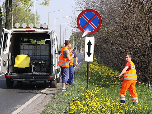 Tomasz Kędzierski, Rafał Królak i Marcin Kowalkowski z ZDM - u czyścili znaki przy Szosie Toruńskiej