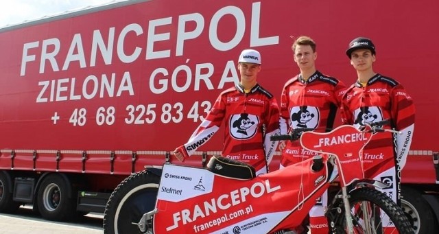 Francepol znalazł się tylko w nazwie jednej z dwóch drużyn młodzieżowych w Zielonej Górze, ale przygotował dla zawodników także specjalne kevlary i obszycia motocykli. Na zdjęciu (od lewej) Mateusz Tonder, Norbert Krakowiak oraz Damian Pawliczak.