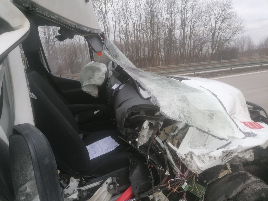 Na autostradzie A4 bus wbił się w tył naczepy tira.