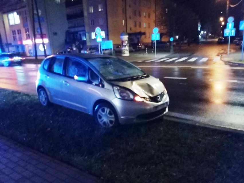 Wypadek w Ostrowi Mazowieckiej. 22.11.2021. Potrącenie dwóch osób na pasach. Zdjęcia