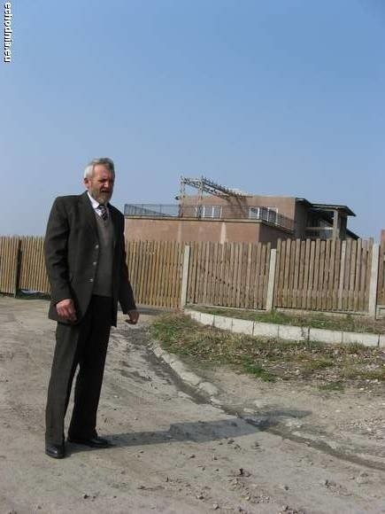 Po pięciu latach niszczenia budynek starej przepompowni doczekał się inwestora, który da prace naszym mieszkańcom - pokazuje Jan Kotulski, sołtys Chmielowa.