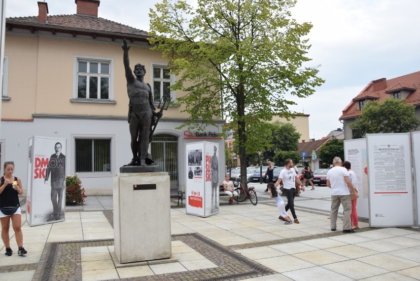 Rynek w Krzeszowicach z "Ojcami Niepodległości". Edukacja na biało-czerwonym szlaku