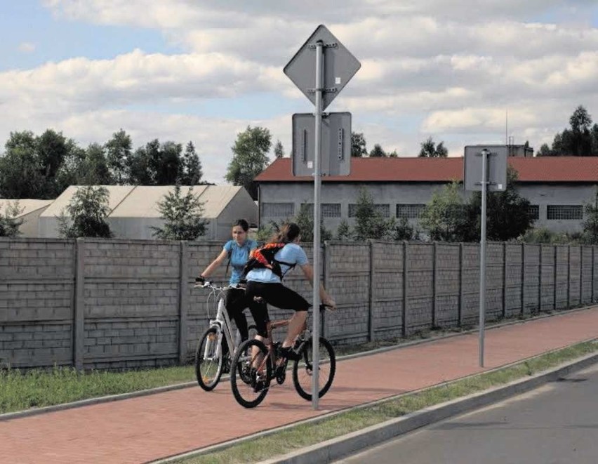 Rowerzystom trudno ominąć znaki stojące na trasie