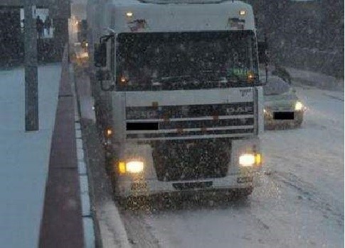 Zaczęło się od TIR-a, który stanął w poprzek drugi krajowej nr 178. Niemal od razu zrobił się korek między miejscowościami Gostomia a Chwiram.