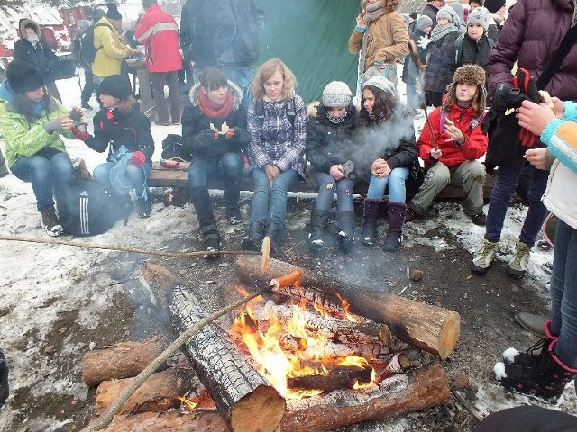 Zlot rajdu. Uczestnicy mogli ogrzać się przy ognisku i zjeść coś ciepłego.