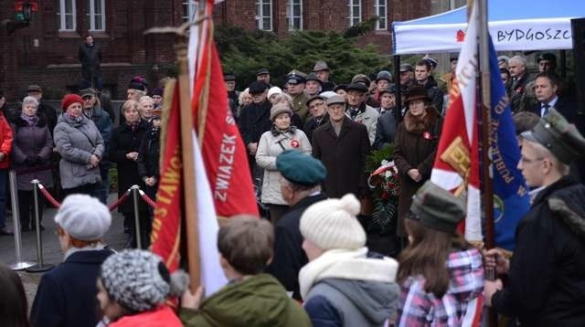 Samorządowcy, wojsko, poczty sztandarowe i mieszkańcy przybyli pod pomnik Nieznanego Powstańca Wielkopolskiego, by oddać hołd poległym