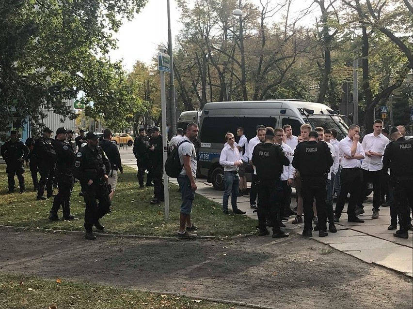 I Marsz Równości. Policja zatrzymała agresywnych mężczyzn. Doszło do szarpaniny w Alei Fontann [WIDEO]