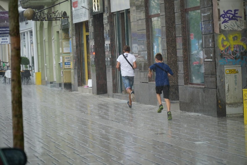 Piątkowa burza w Poznaniu przyniosła zalania i powalone...