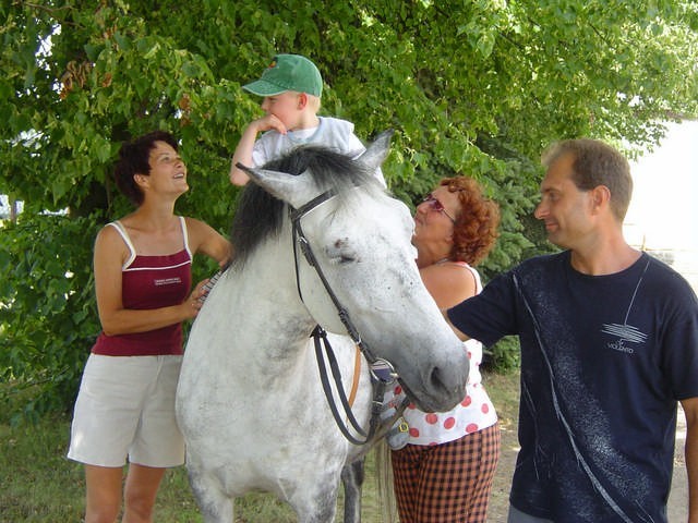 Łukasz  Laskowski z Chrostkowa (powiat lipnowski) lubi konną  jazdę. Na zdjęciu z instruktorami.