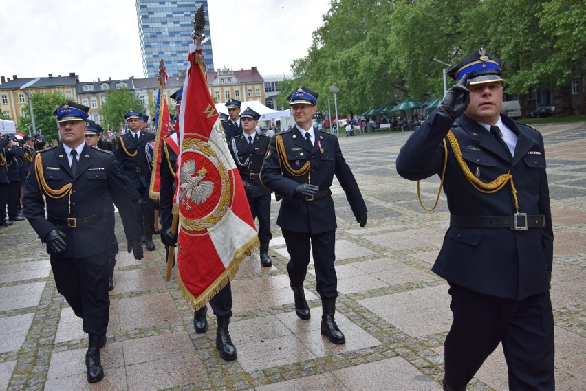 GORZÓW WLKP. Strażacy mieli swoje święto. Dostawali medale, odznaczenia, dyplomy i awanse