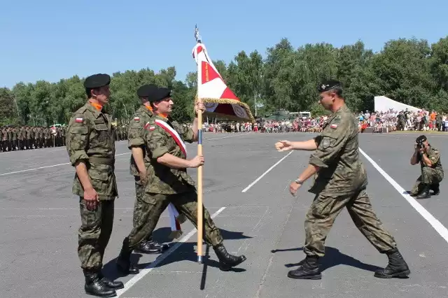 Żołnierze ze świętoszowskiego 1 batalionu czołgów otrzymali replikę sztandaru 1 Pułku Pancernego, z dywizji generała Maczka