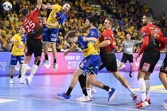 Po znakomitej grze, piłkarze ręczni Łomża Vive Kielce wygrali w meczu Ligi Mistrzów z węgierskim Telekomem Veszprem 32:29. To był najlepszy występ mistrzów Polski od wielu miesięcy. Dlatego wystawialiśmy zawodnikom wysokie noty. Znajdziecie je pod kolejnymi zdjęciami. >>>>>>>>>>Zobacz kolejne zdjęcia. Przesuwaj zdjęcia w prawo - naciśnij strzałkę lub przycisk NASTĘPNE GDZIE SĄ CHŁOPCY Z TAMTYCH LAT, CZYLI CO DZIŚ ROBIĄ BYŁE GWIAZDY VIVE KIELCE [ZDJĘCIA] [B]POLECAMY RÓWNIEŻ:[/B][tabela][tr][td sz=300]IGOR KARACIĆ SIĘ ZARĘCZYŁ. ZOBACZ JEGO PIĘKNĄ WYBRANKĘ[/td][td sz=300]PIĘKNOŚĆ Z UKRAINY. ZOBACZ PARTNERKĘ ARTIOMA KARALIOKA[/td][/tr][td]BYŁY ZAWODNIK VIVE KIELCE JEST CZOŁOWYM POKERZYSTĄ ŚWIATA. WYGRYWA MILIONY DOLARÓW